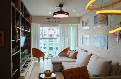 Prédio frente mar com 02 dormitórios sendo 01 suíte e 01 vaga grande de garagem privativa