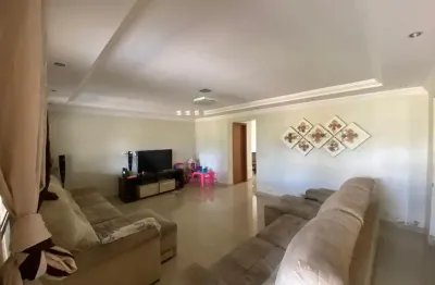 Casa com 3 suítes no setor sul e área gourmet e com lote vazado
