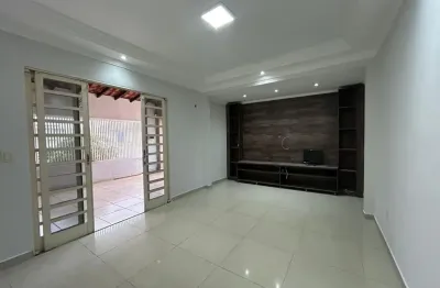 Casa com 4 quartos sendo  2 suítes com laje no setor norte do gama