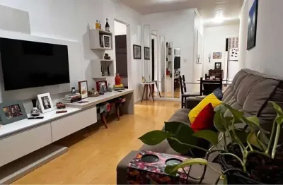 Apartamento Mobiliado e reformado com 2 Dormitórios e Vaga Coberta