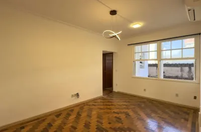 Apartamento reformado de 67m², 2 dormitórios com peças amplas na Praia de Belas