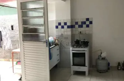 Oportunidade - Casa com Edícula - Campos de São José - 3 Dormitórios - 135m².