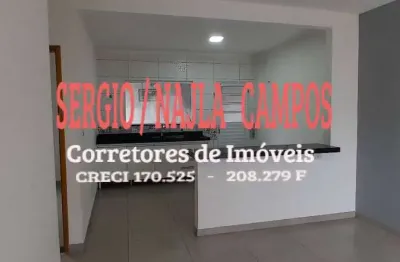 Vendo casa com garagem para dois carros e lavanderia coberta.