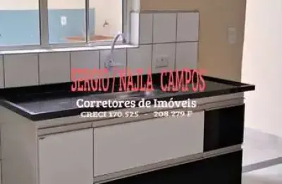 Alugo casa com dois dormitórios, sala cozinha, banheiro e garagem.