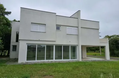 Casa em condomínio fechado com vista para a lagoa de itapeva!