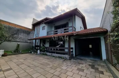 Excelente casa semimobiliada com 249 metros no bairro santa catariana