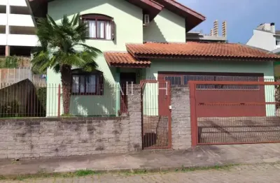 Casa semimobiliada com 202 m² privativos, localizada no bairro são luiz da sexta légua.