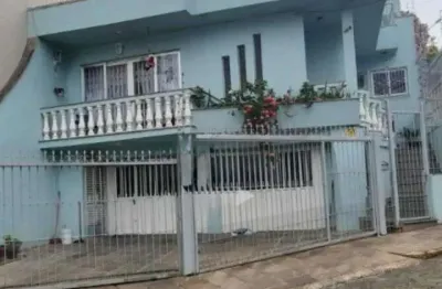 Casa com 4 dormitórios e 137m², no Bairro Pio X em Caxias do Sul