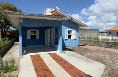 Casa próximo ao mercado vieira com 03 dormitórios | terreno com amplo espaço para construção | bom estado de conservação | oportunidade próximo ao mar!!!