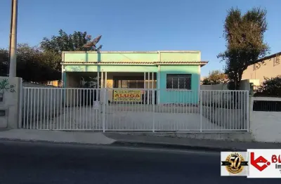 Casa com 03 quartos para fins comerciais no centro de santa cruz-rj.