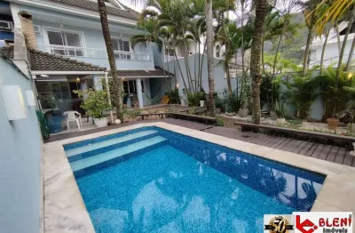 Linda casa triplex com 4 quartos  em cond. residencial em vargem pequena-rj