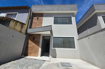 Casa duplex com 3 quartos sendo 2 suítes, a venda no village, rio das ostras, rj