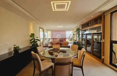 Totalmente reformado! 4 dorms, 3 suítes, 3 vagas e com 211m² - moema