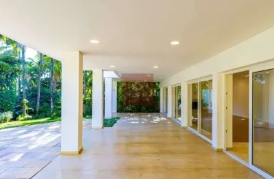 Casa em condomínio fechado alto padrão 641m² 4suites 6 vagas de garagem