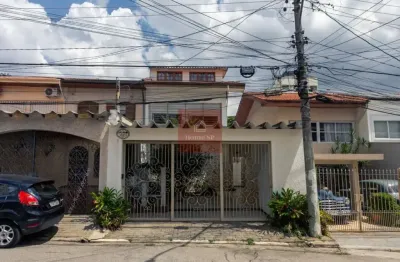 Segurança e conforto em moema ? casa com 3 suítes e 3 vagas em rua fechada