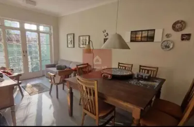 Ótima casa térrea, em local privilegiado, rua tranquila no melhor do bairro