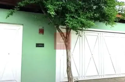 Ótima casa térrea, em local privilegiado, rua tranquila no melhor do bairro