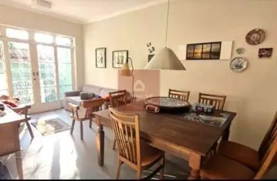 Ótima casa térrea, em local privilegiado, rua tranquila no melhor do bairro