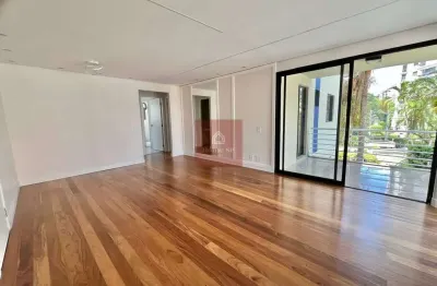Lindo apartamento com ótimo terraço, piso de madeira, armário na cozinha e armário embutido nos quar