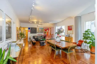 Apartamento amplo, reformado e extremamente iluminado em Higienópolis