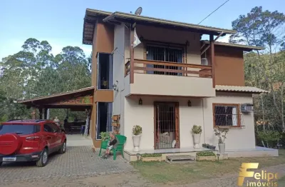 Casa duplex à venda em sítio fechado com lazer completo em domingos martins.
