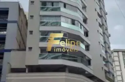 Apartamento no centro de guarapari com 2 quartos e área externa.