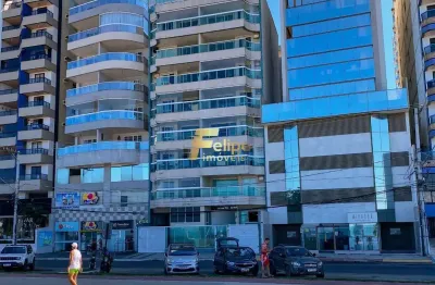 Um lindo apartamento com prédio na frente da praia.