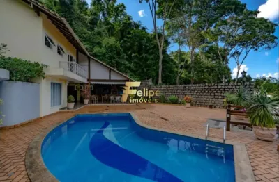 Belíssima casa com 04 quartos, sendo 03 suítes, com uma linda piscina, à venda em fradinhos, vitória/es!