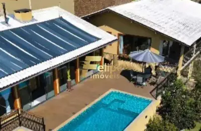 Belíssima casa de campo com 02 quartos, sendo 01 suíte máster com vista para o verde, à venda em domingos martins/es!