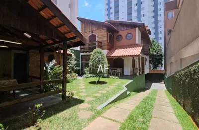 Refúgio urbano com sofisticação e potencial de incorporação – duas casas em terreno de 500 m²