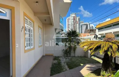 Casa ampla com jardim, 05 dormitórios e 4 vagas no balneário do estreito
