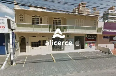 Casa dois pavimentos 3 suítes, 4 salas comerciais e 2 lojas