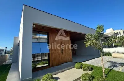 Viva com estilo! casa com piscina de borda infinita e 3 dormitórios na pedra branca - palhoça/sc