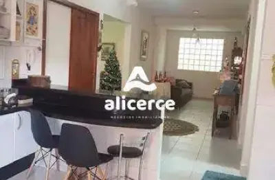 Casa à venda com 3 quartos 1 suíte, 243m² em córrego grande florianópolis