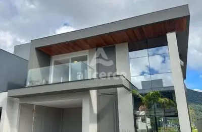 Casa à venda com 3 quartos 3 suítes, 241m² em pedra branca palhoça