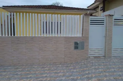 Casa lado praia á 400 metros do mar no bairro tupy em itanhaem