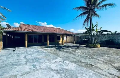 Casa frente ao mar com vaga para até 10 automóveis no bairro jardim das palmeiras !