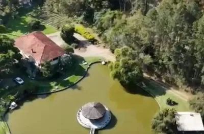 Sítio medindo 30 mil m² com 7 quartos, espaço gourmet, 2 piscinas, lago com pedalinho e horta, somente 14 km do parque dos dinossauros