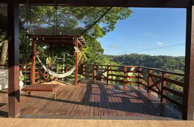 Linda casa com 3 amplas suítes - vista deslumbrante para mata