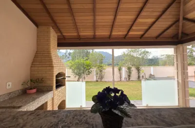 Casa nova com 4 quartos sendo 1 suíte, ampla, terreno plano e murado, vista linda e com lazer