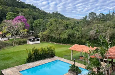 Chácara em miguel pereira, bairro residencial, com 3 quartos e amplo terreno plano