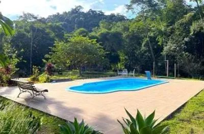 Chácara com 3 suítes a venda em miguel pereira. piscina, campo de futebol, parque infantil, pomar e horta, riacho e agua de nascente