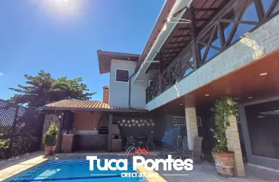 Vendo casa ampla no centro de vassouras,  com piscina, churrasqueira, pomar e horta