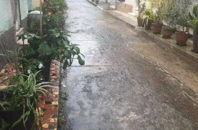 Casa de vila sendo uma em baixo e um duplex em cima entradas separadas