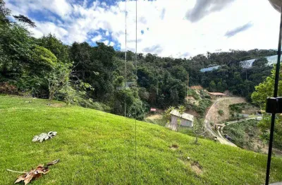 Em domingo martins área com 7.500 m² de área total com casa de 150 m² com 3 quartos sendo 1 suíte.