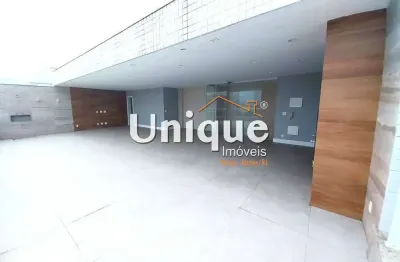Cobertura duplex à 100 metros da praia do forte, disponível para venda.