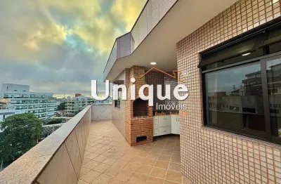 Cobertura à 70 metros da praia do forte, disponível para venda ou locação.