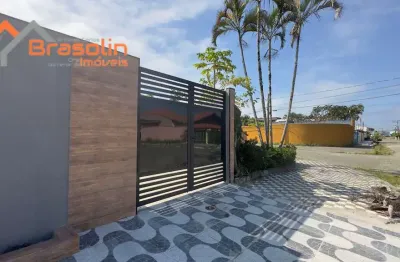 Maravilhosa casa alto padrão 2 dormitórios sendo uma suíte, com piscina e churrasqueira