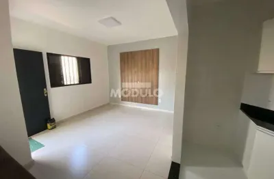 Casa residencial disponível para locação no bairro Marta Helena.