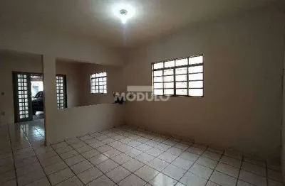 Casa com 3 quartos para alugar na Rua Sebastiana Arantes Fonseca, --, Santa Mônica, Uberlândia